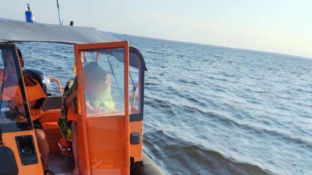 В Петербурге женщину с ребенком на сапборде унесло в Финский залив