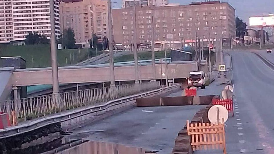 Октябрьский мост перекрыли из-за размыва почвы ливнем в Новосибирске