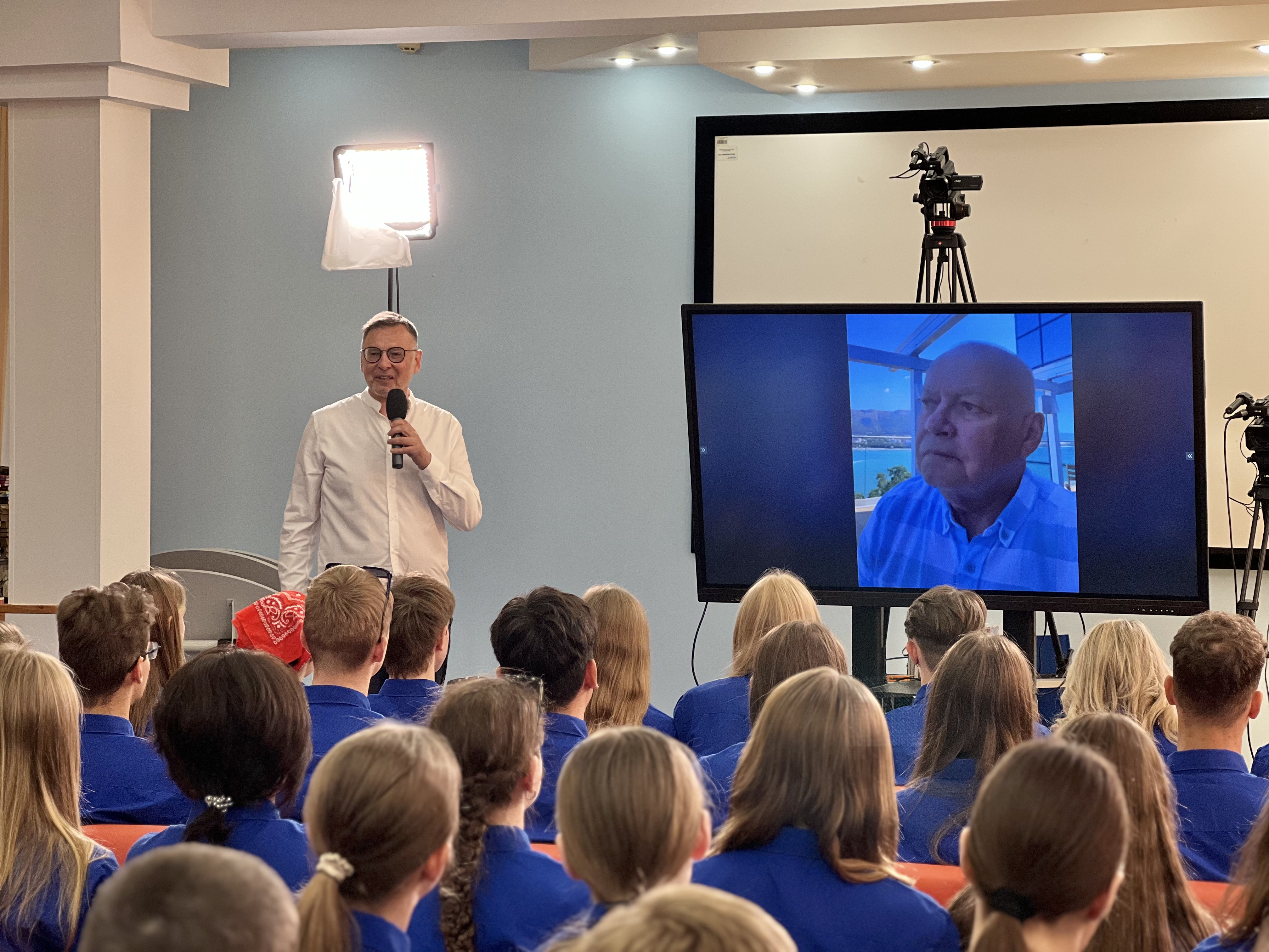 Дмитрий Киселев напутствовал участников смены "МореМедиа" в "Артеке"