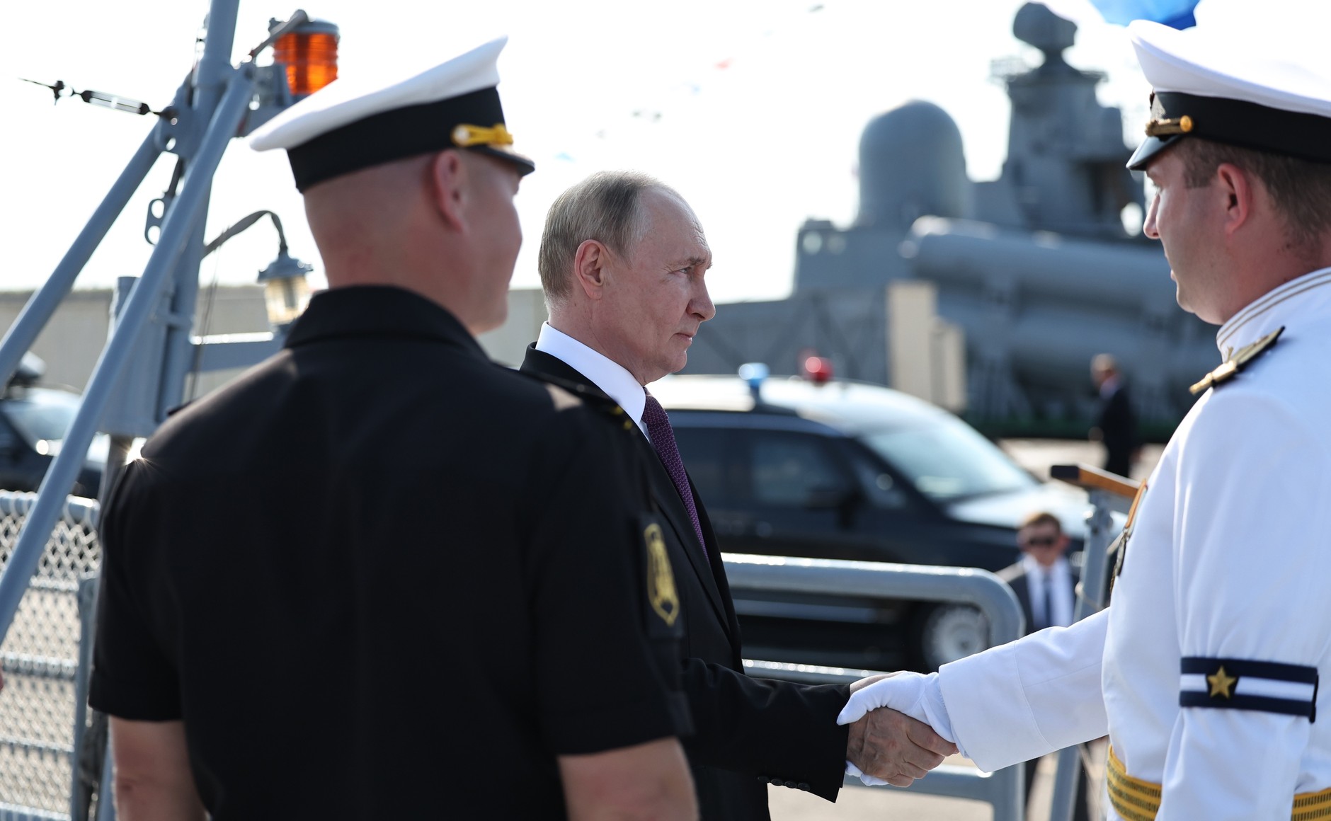 Моряки подарили Путину модель фрегата, отражавшего атаки ВСУ