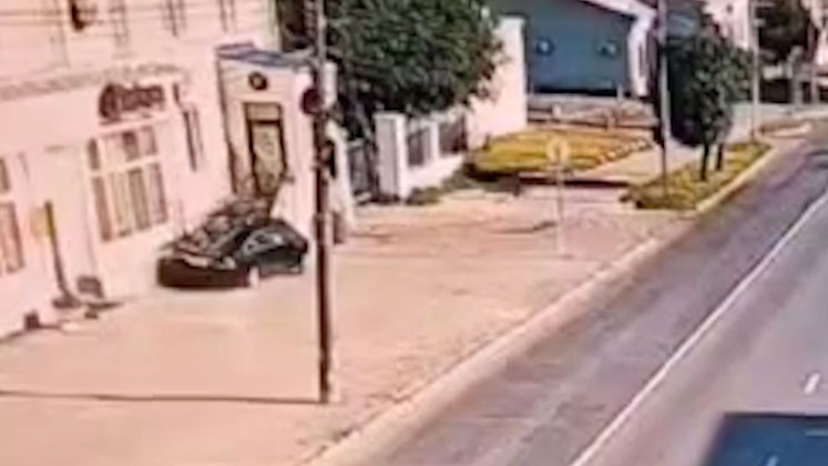 В Чебоксарах иномарка врезалась в здание, пострадали 2 взрослых и ребенок