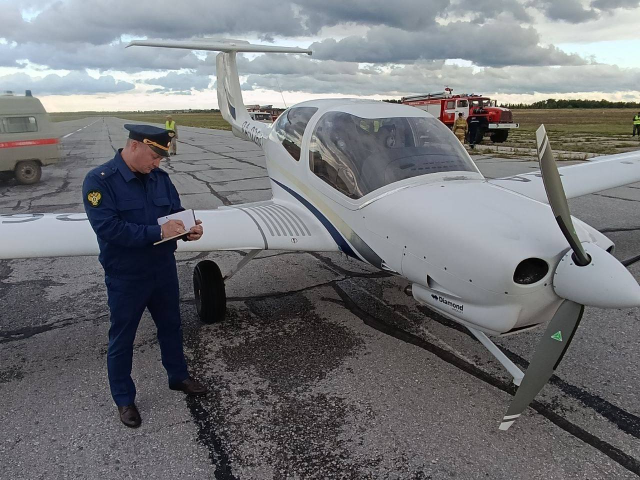 Совершившим экстренную посадку учебным самолетом DA40 управляли курсанты