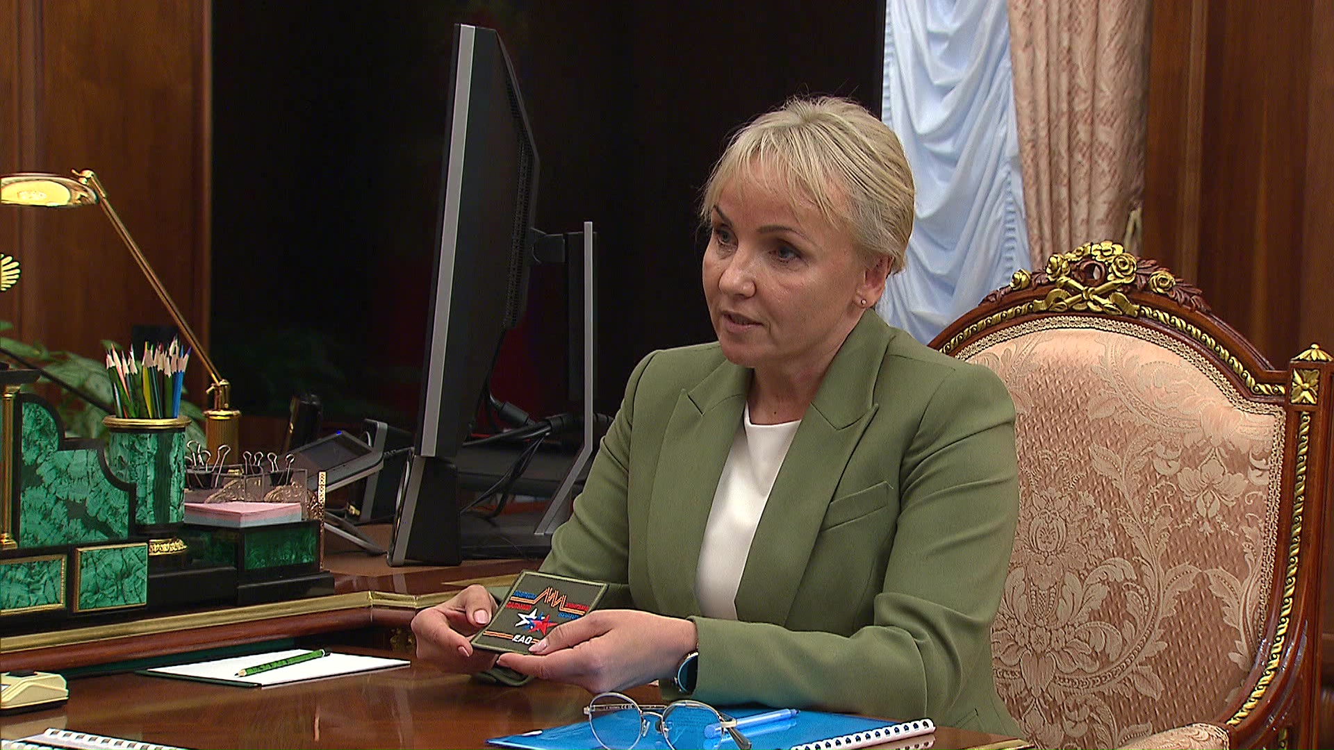 Врио главы Еврейской АО подарила Путину шеврон проекта "Доблесть Хингана"