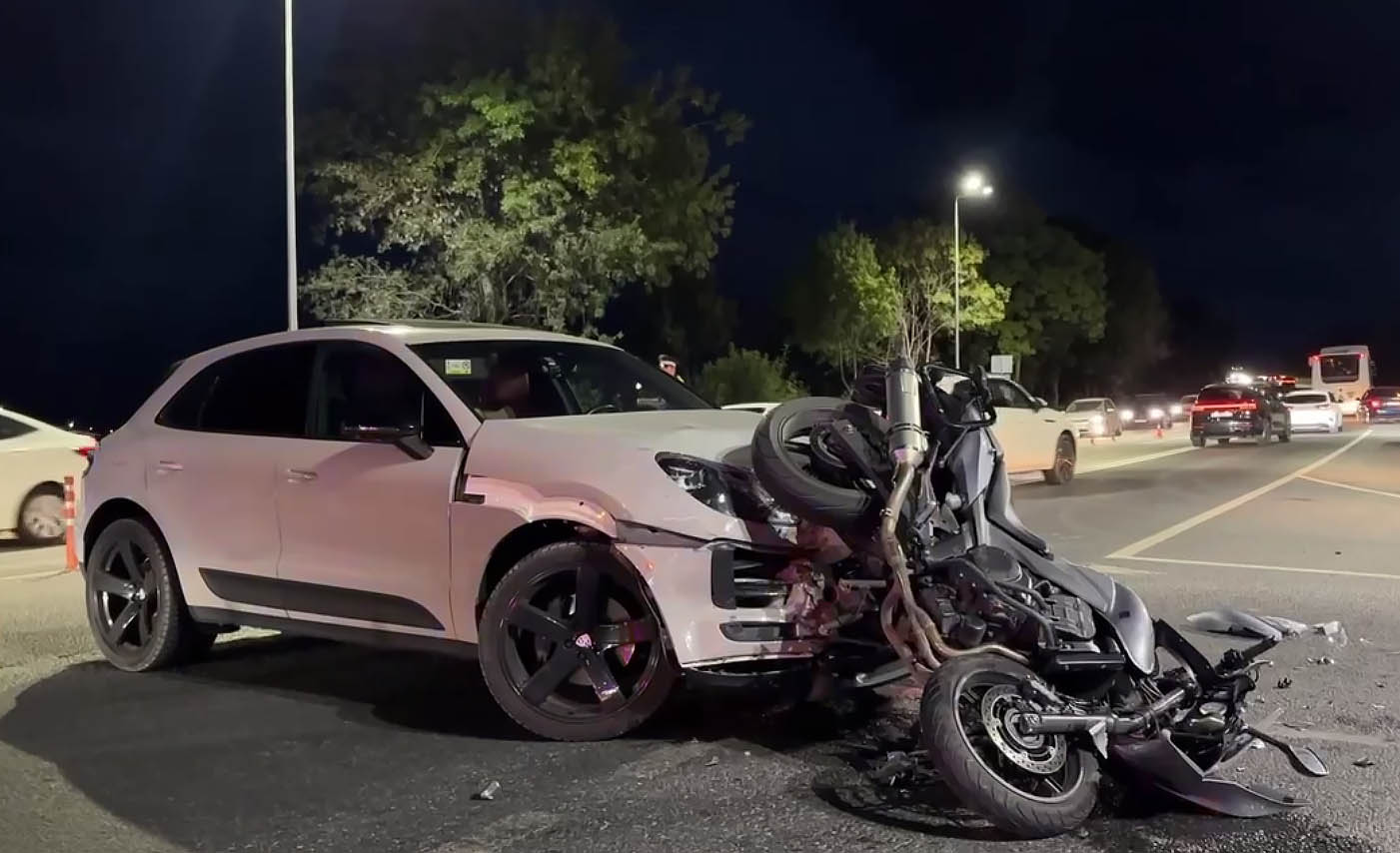 Мотоцикл врезался в Porsche на трассе "Ялта – Севастополь", два человека пострадали