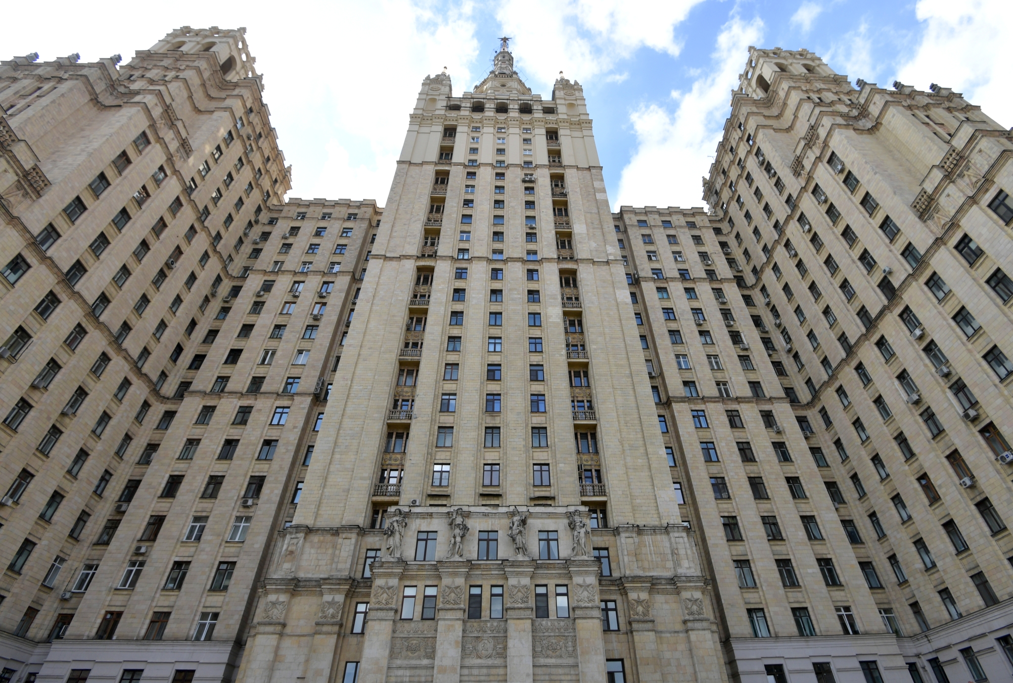 Двух молодых людей сняли со шпиля сталинской высотки в Москве