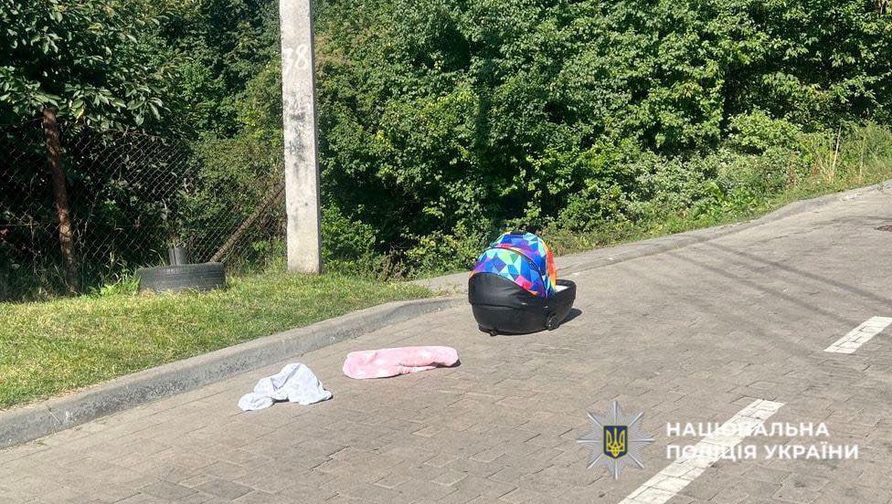 Во Львове мужчина поехал с младенцем на крыше машины, люлька упала на дорогу