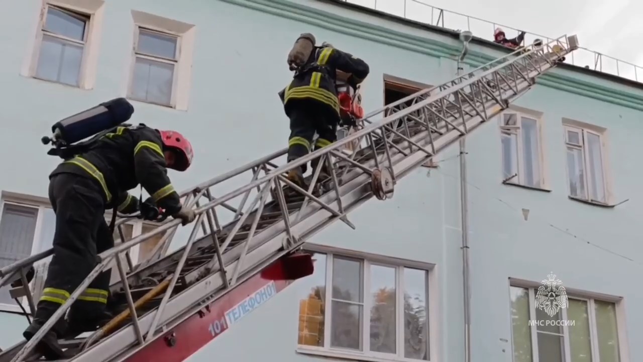 В Иванове из общежития с обрушенной из-за пожара кровлей эвакуируют жителей