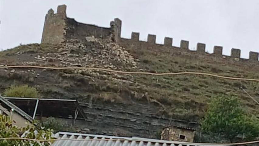 В Дагестане из-за непогоды обрушилась историческая крепостная стена в Кумухе