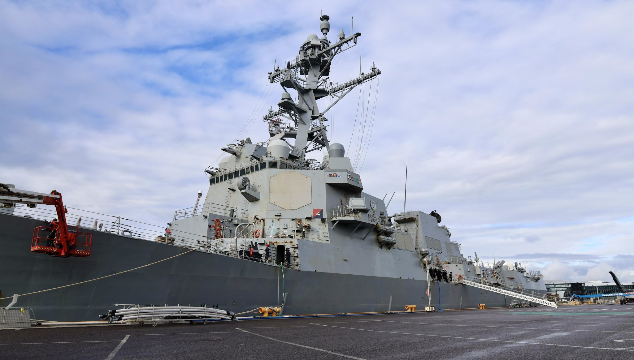 "Известия": американский миноносец USS Bainbridge зашел в Балтийское море