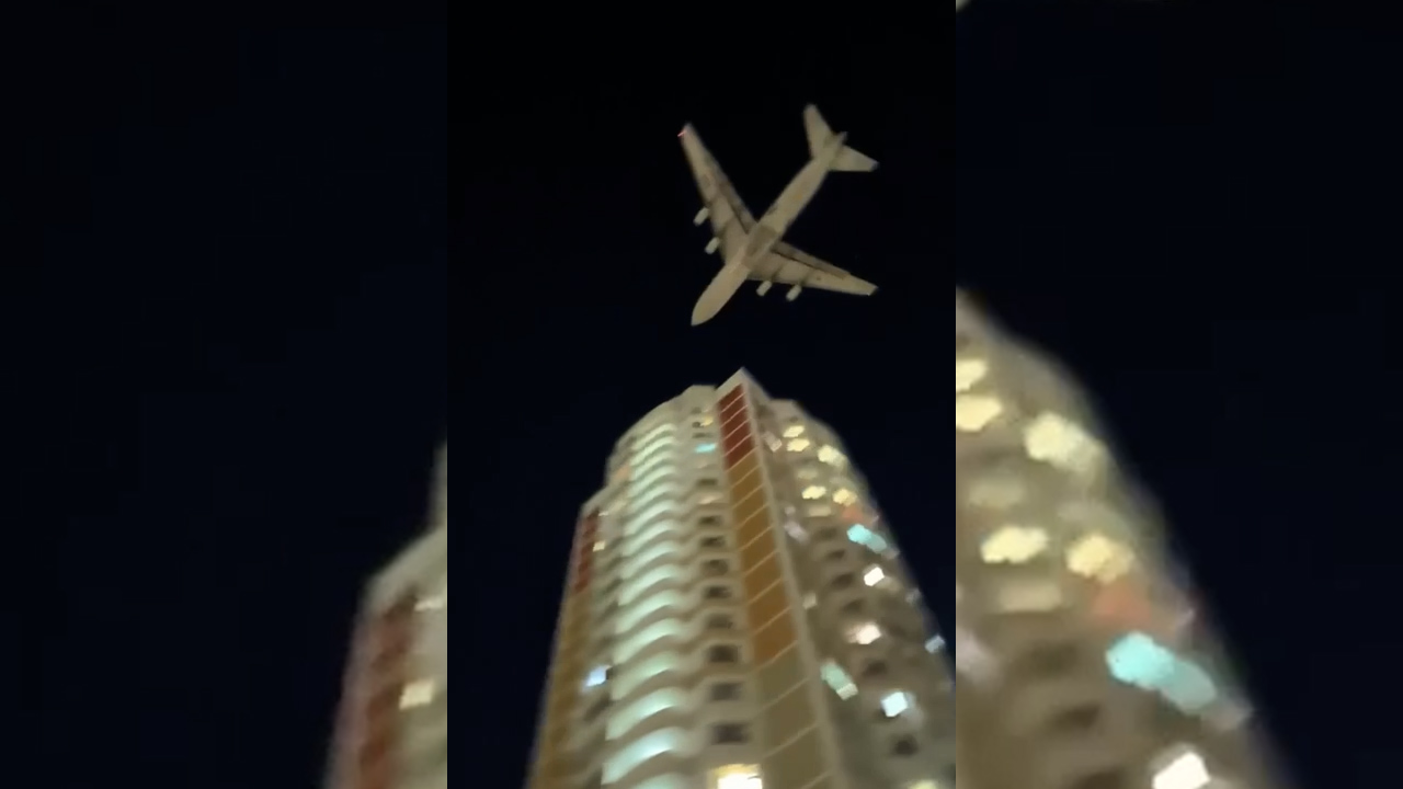 SHOT: грузовой самолет низко пролетел над многоэтажными домами Новой Москвы