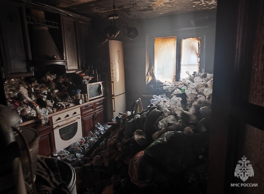 В Саратове мужчина погиб при пожаре в квартире, заваленной мусором