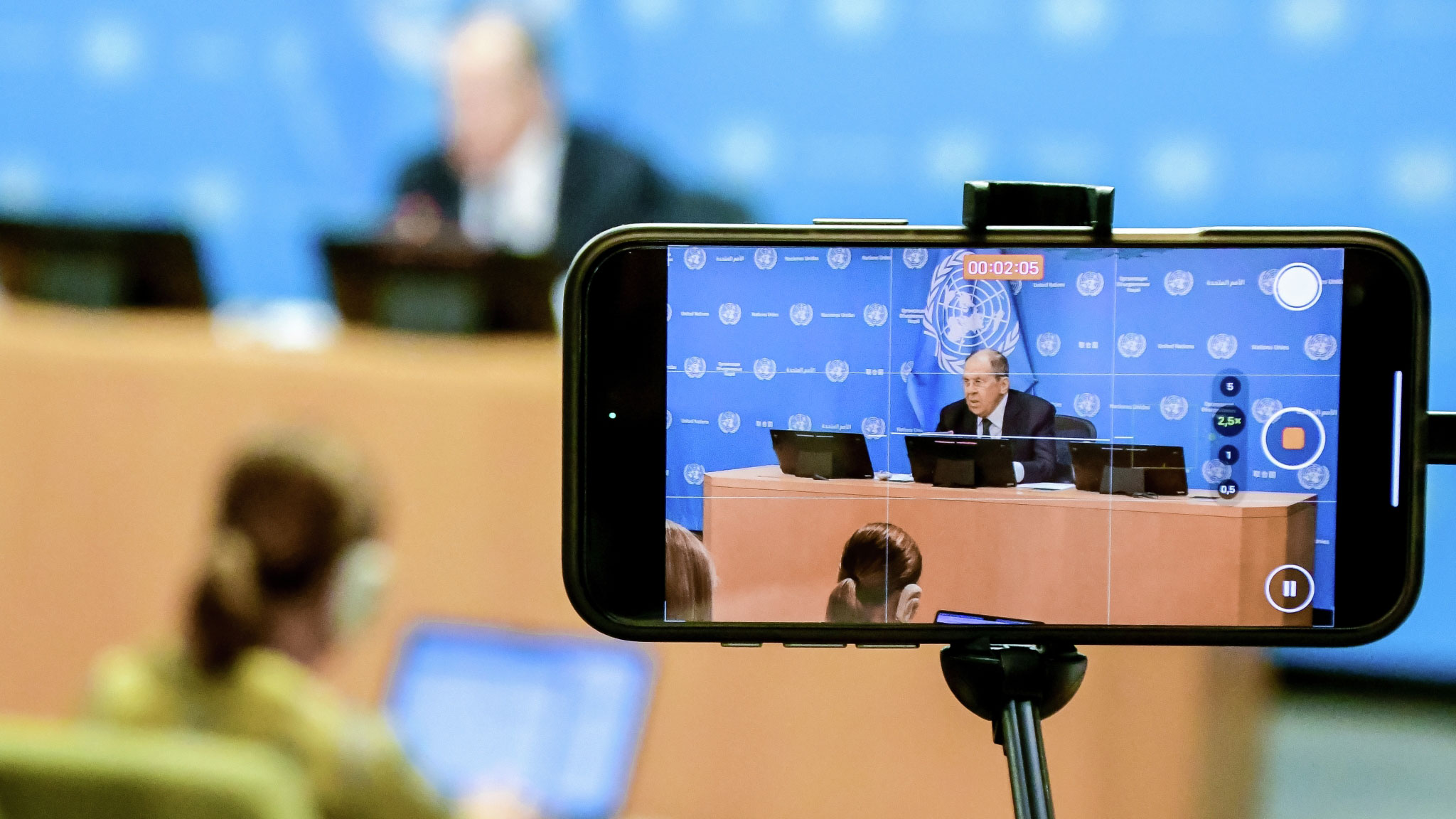 Лавров напомнил журналисту о языках ООН после просьбы ответить на английском