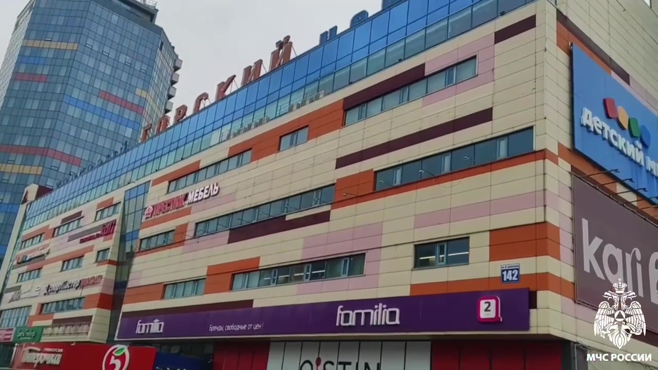 В Новосибирске горит торгово-развлекательный центр "Горский"