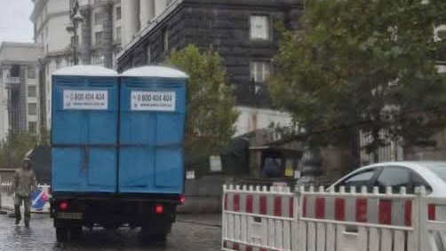 К зданию кабмина Украины привезли биотуалеты на фоне проблем с водоснабжением