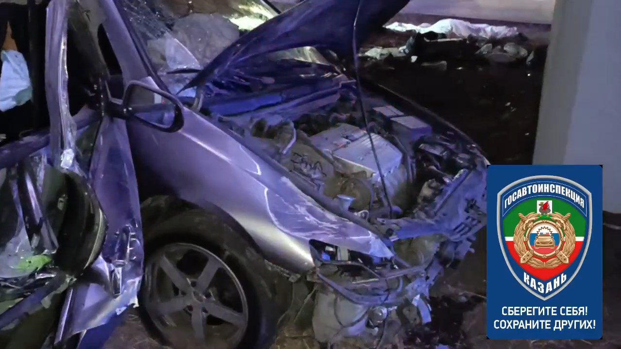 В Казани легковушка врезалась в бетонную опору, погибли три человека