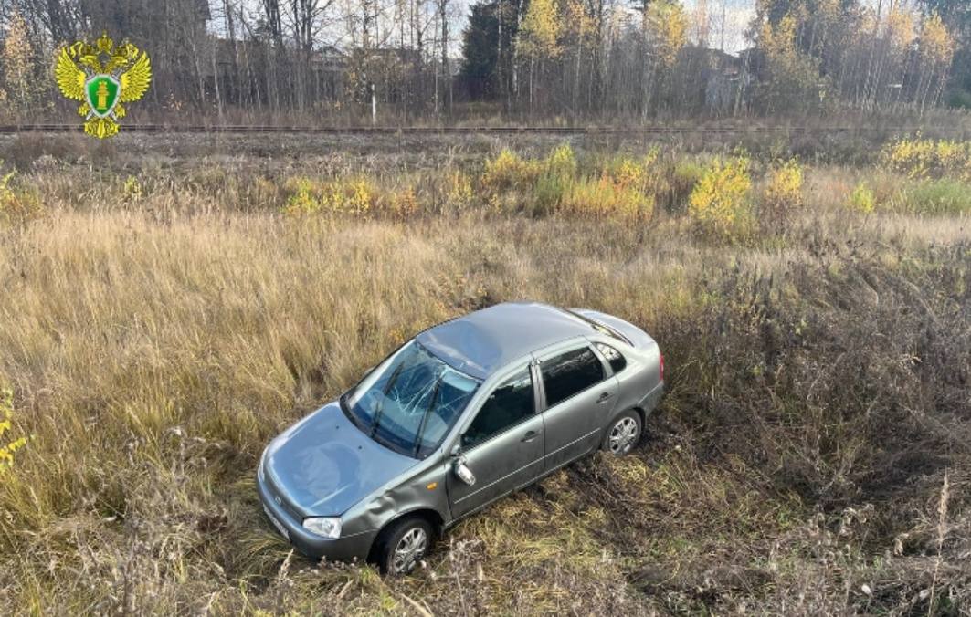 Двухмесячный ребенок пострадал при съезде машины в кювет в Костроме