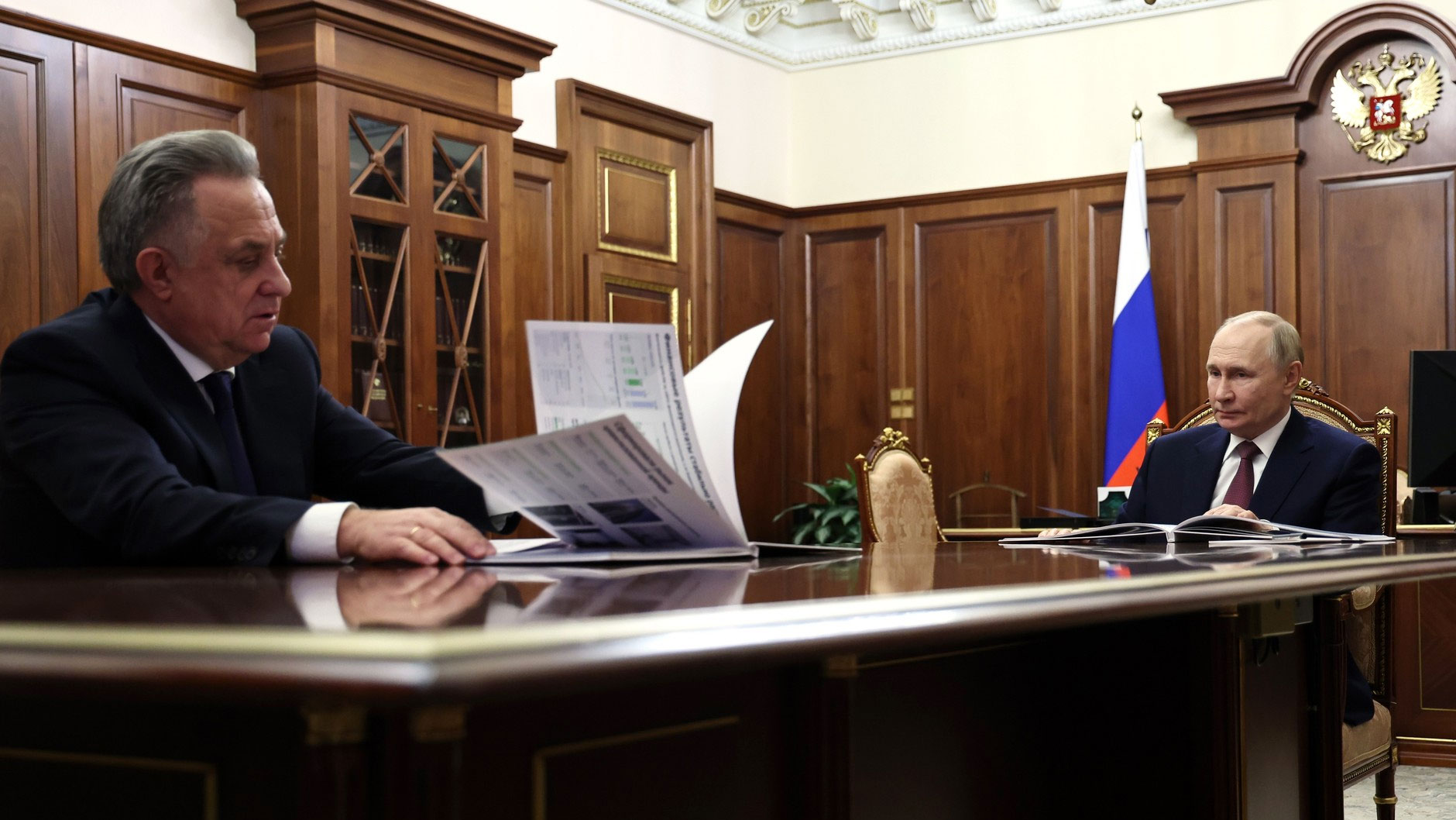 Путин обсудил с Мутко родину Деда Мороза