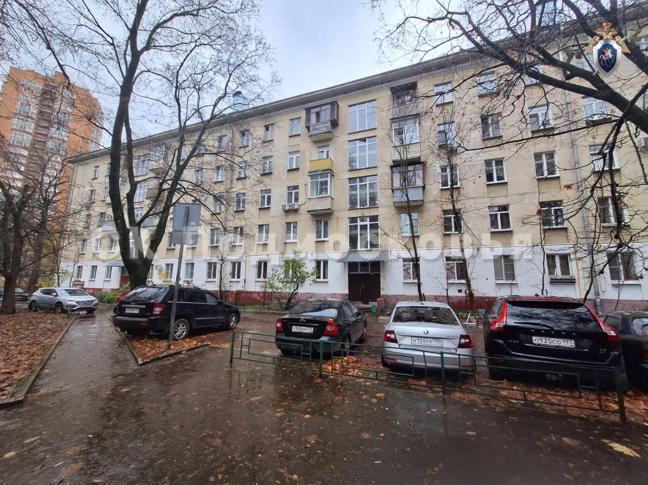 Двое рабочих сорвались вниз с крыши дома в Химках, один погиб