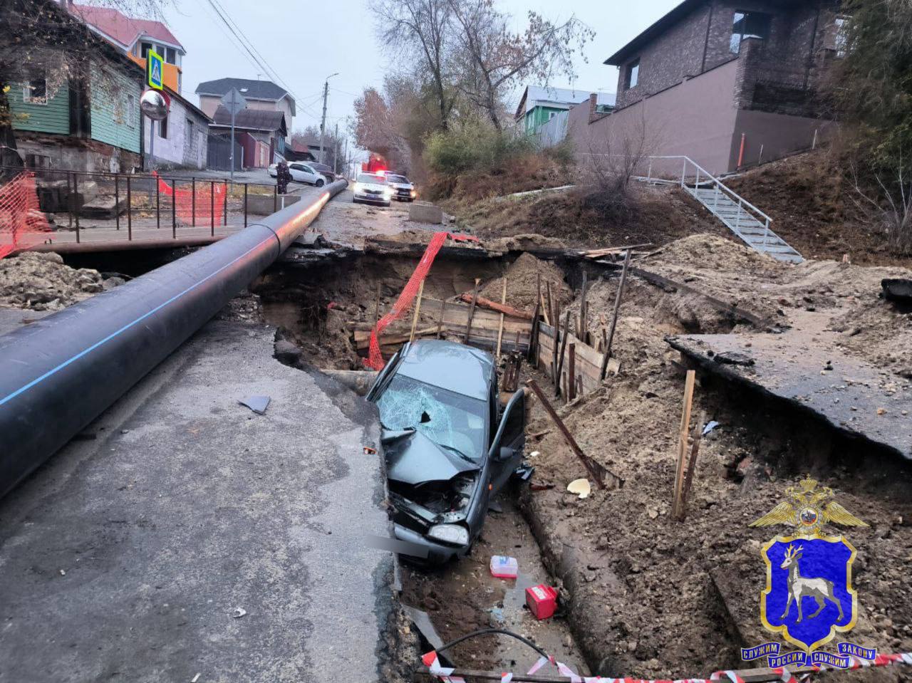 В Сызрани водитель на легковушке свалился в выкопанную дорожными рабочими яму