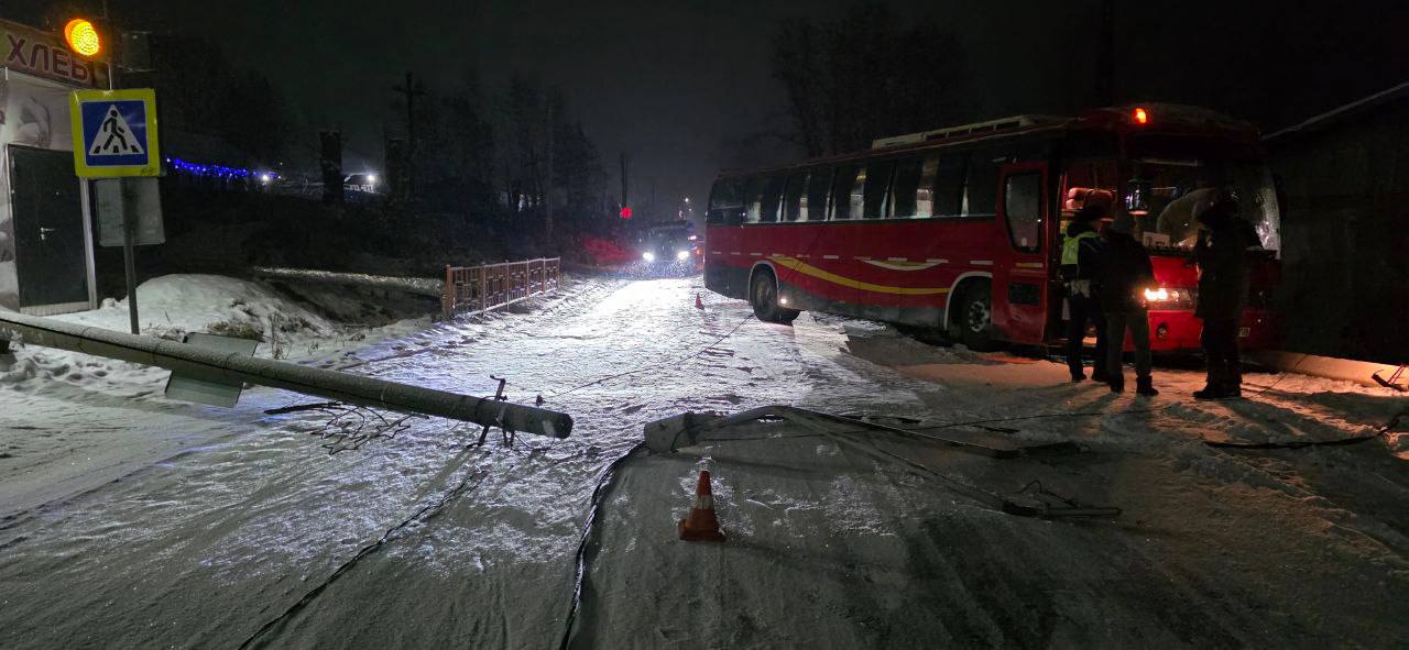 Автобус врезался в опору ЛЭП в Иркутской области