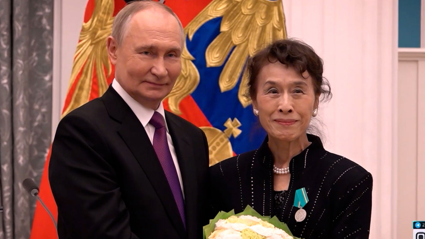 Зарубин показал, как у представительницы Японии на награждении пропала медаль