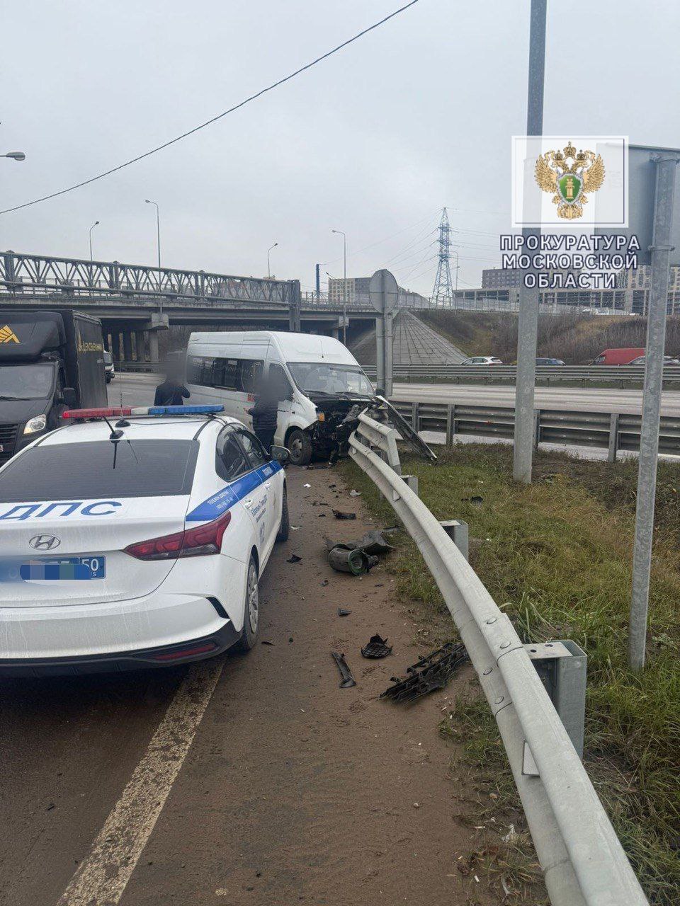 В Подмосковье маршрутка врезалась в грузовик, после чего протаранила отбойник