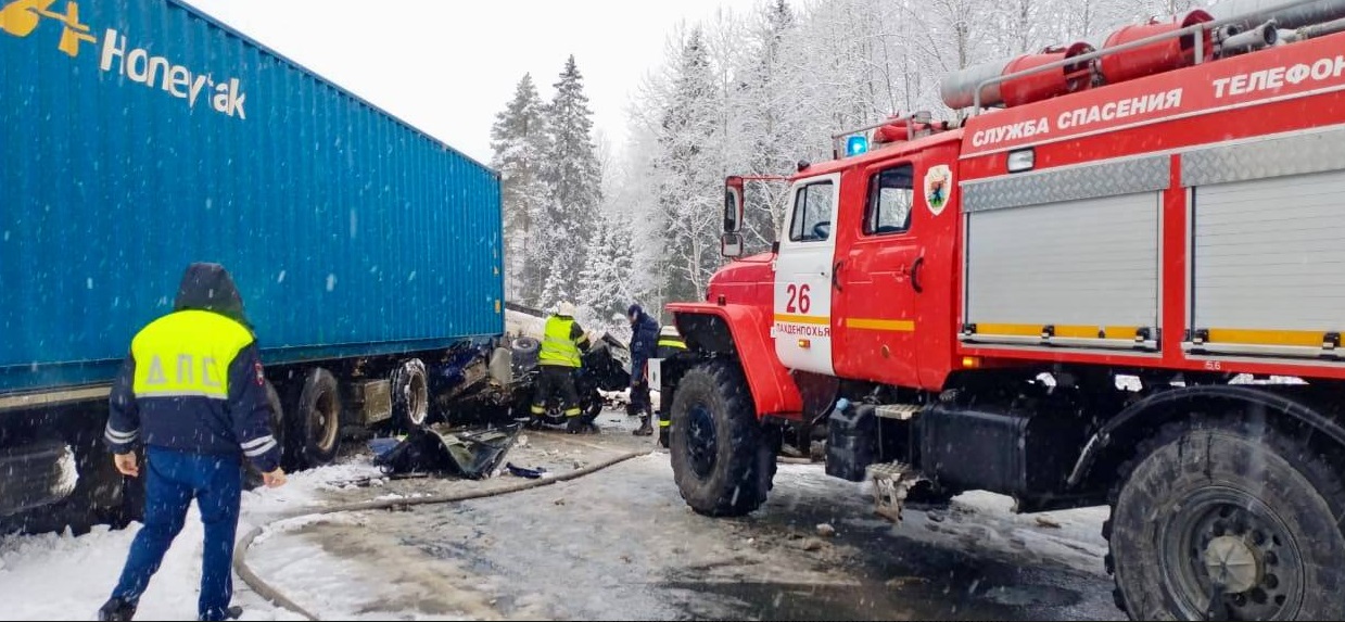 В Карелии пострадавшего в крупном ДТП водителя бензовоза готовят к операции