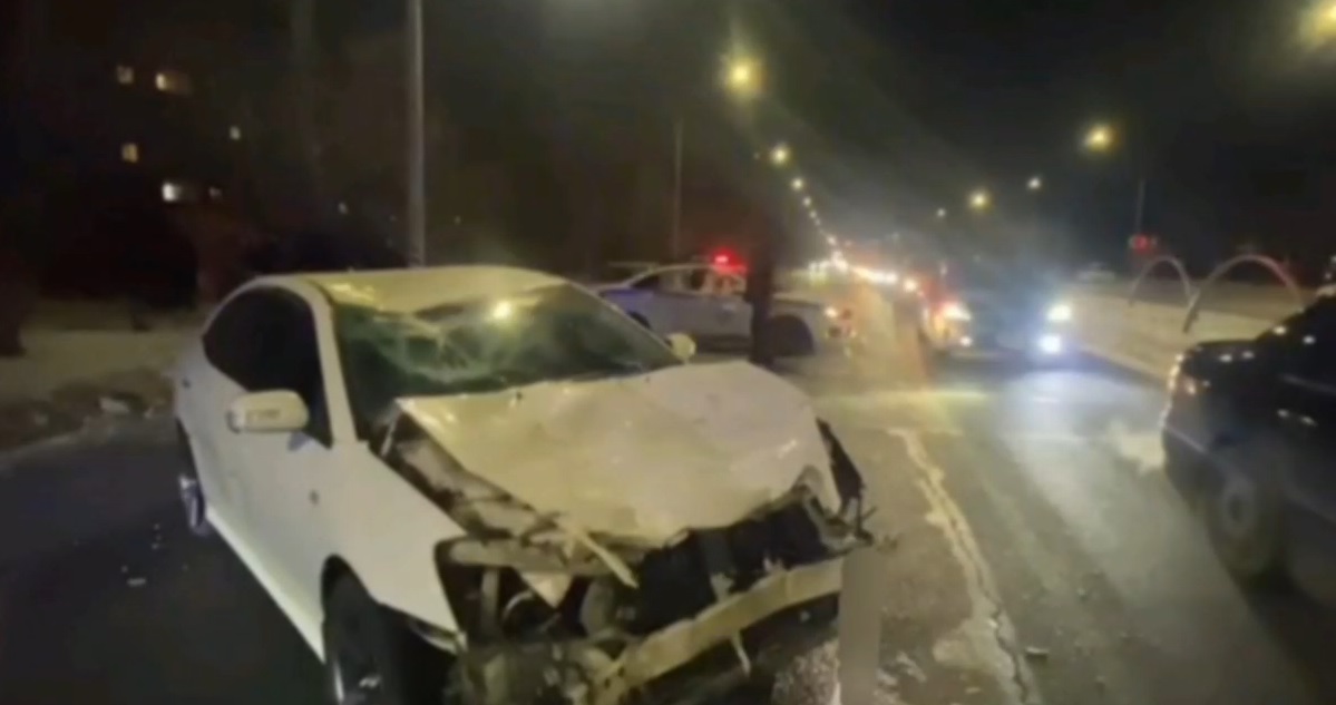 В Чите авто насмерть сбило 2 пешеходов, стоявших на разделительной полосе