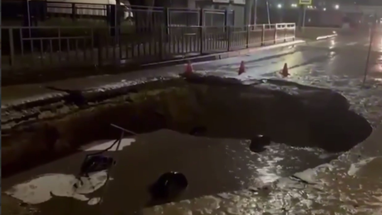 В Нижнем Новгороде машина упала в огромную яму, пострадали четверо