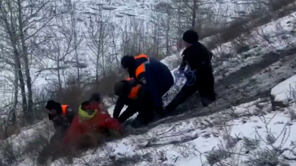 Два человека получили тяжелые травмы, сорвавшись со скалы в Туве