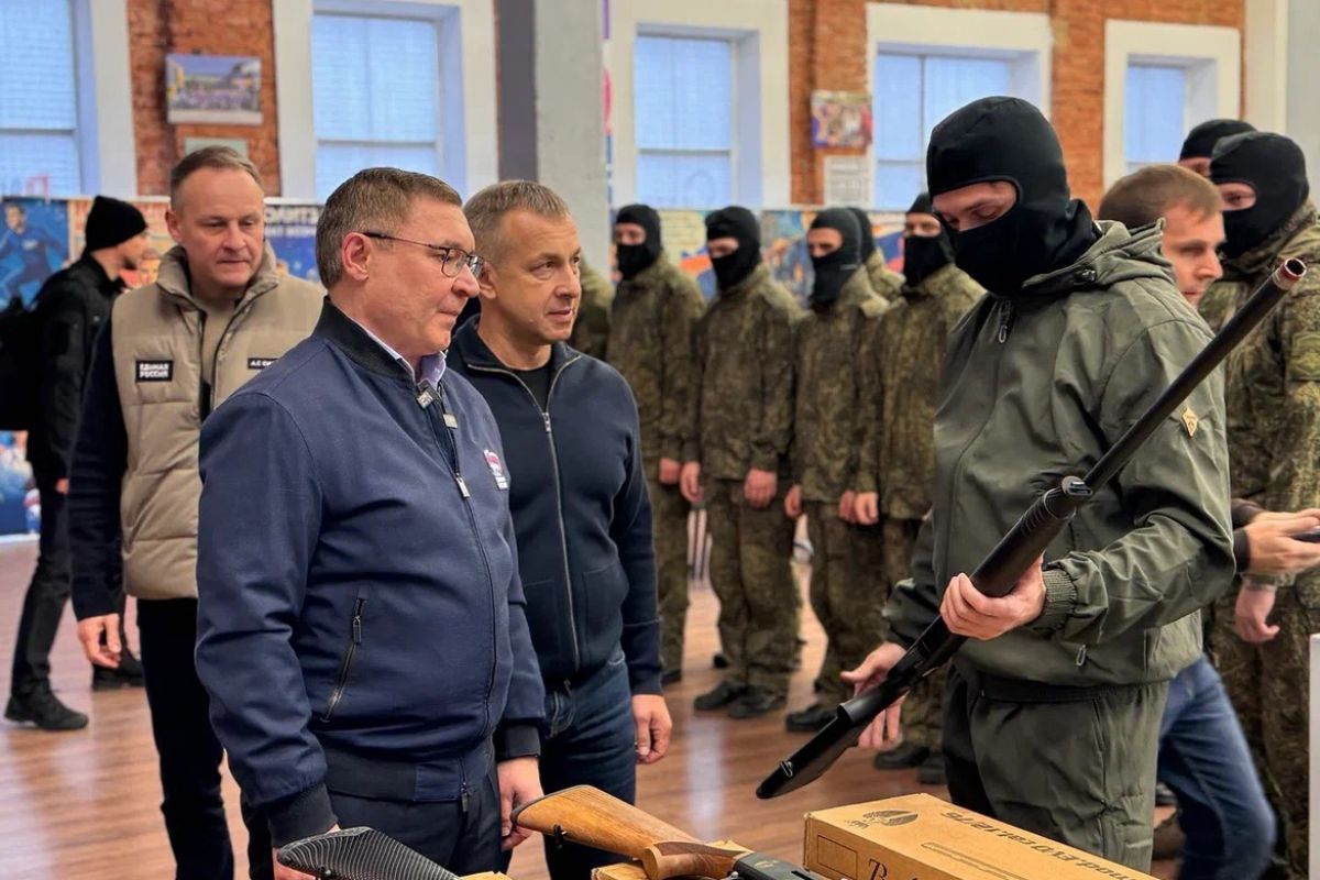 Якушев передал военным гладкоствольные ружья и патроны для борьбы с дронами