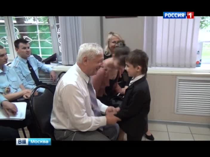 Семилетнего москвича за помощь в поимке грабителя наградили самокатом