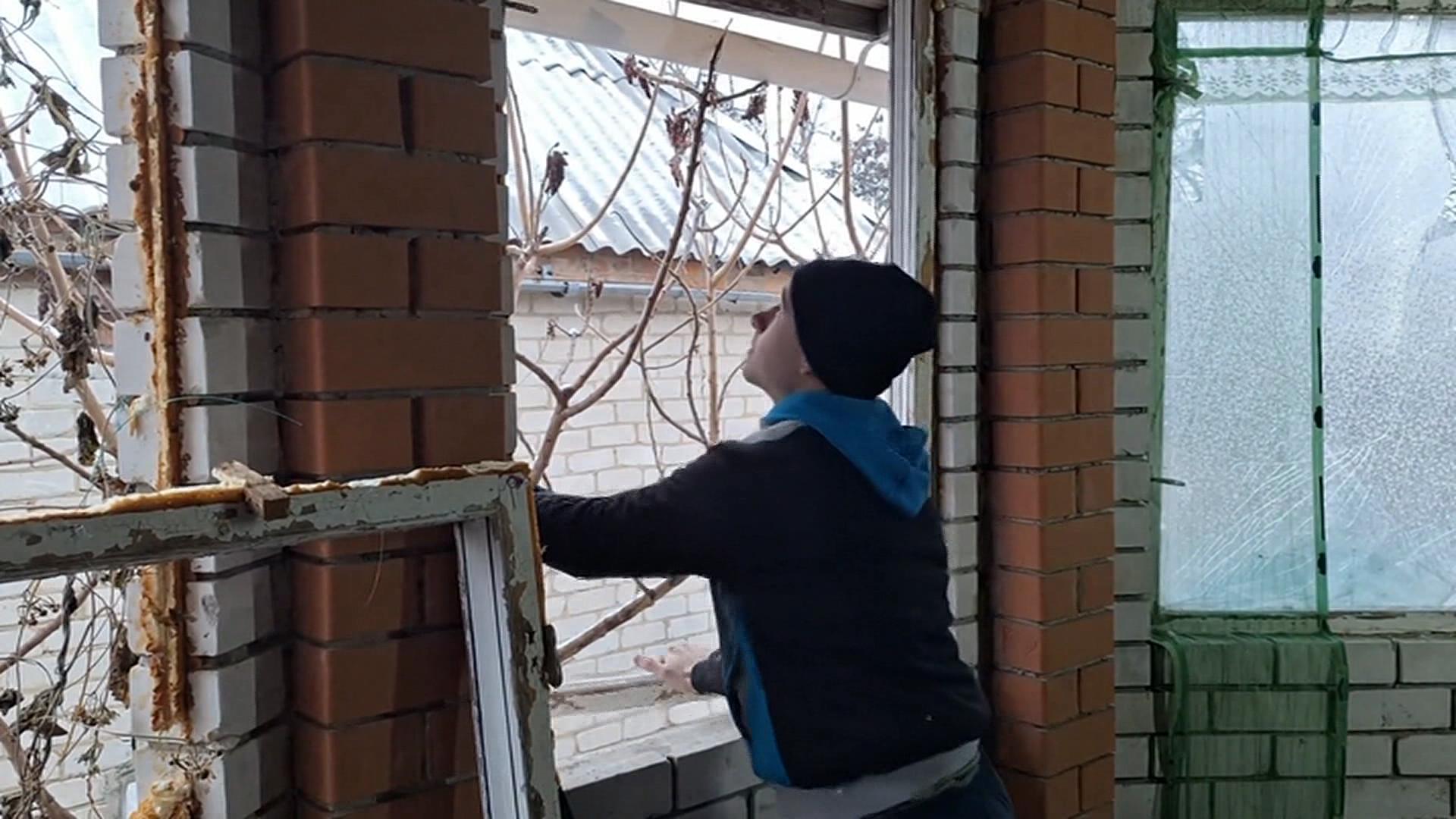 Крышу дома восстановили раненной при ударе ВСУ жительнице поселка под Белгородом
