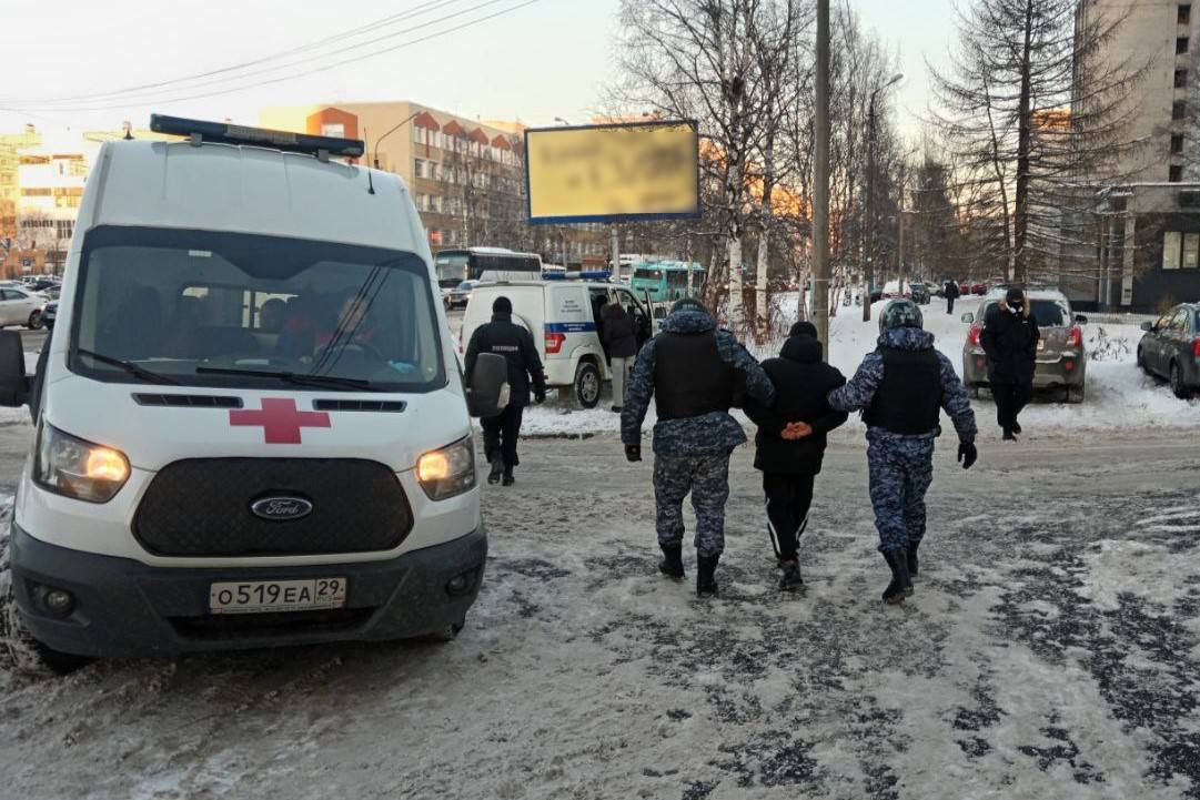 Мужчина с кинжалом бросился на бригаду скорой помощи в Архангельске