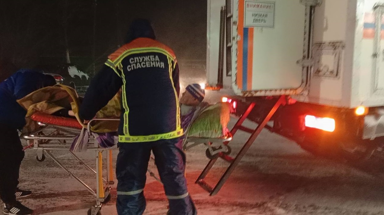 Машина скорой застряла в метель под Саратовом, пациенты и водитель эвакуированы
