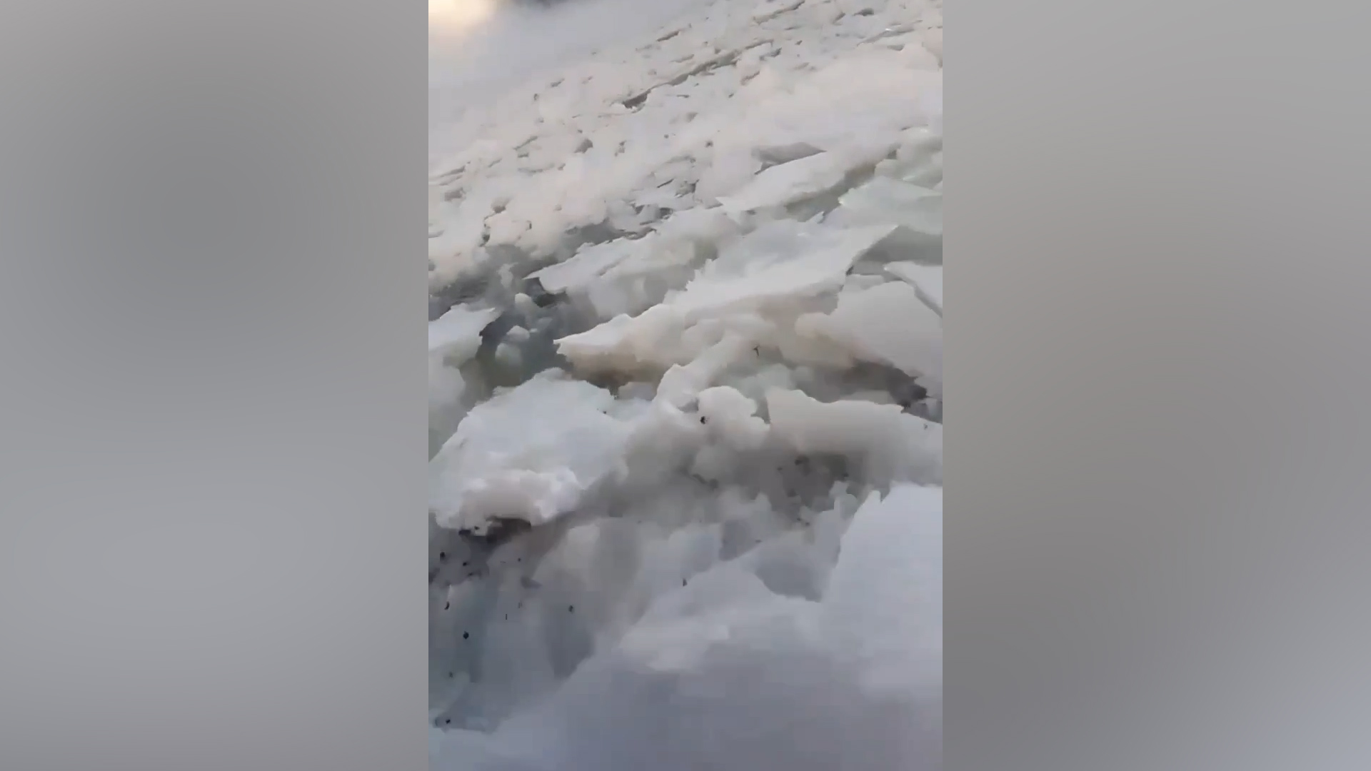 Ледяное цунами увидели на замерзшей реке в Бурятии