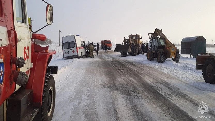 Скорая помощь столкнулась с трактором в Алтайском крае