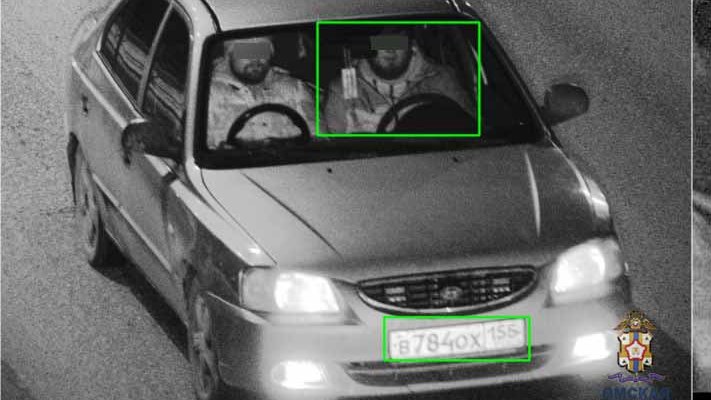 В Омске водитель и его друг развлеклись ездой на автомобиле с игрушечным рулем