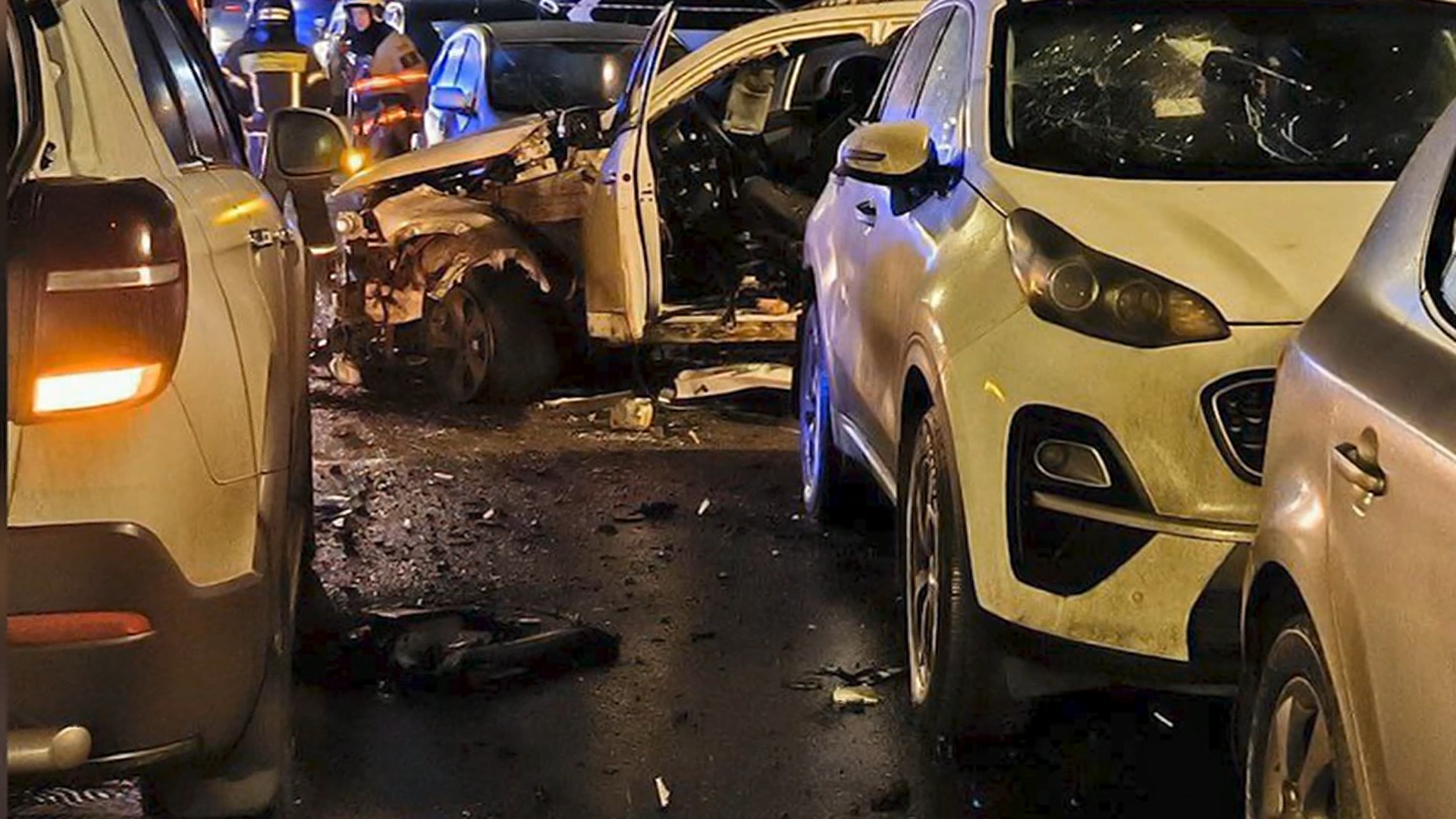 СК направил криминалистов центрального аппарата на место взрыва авто в Москве