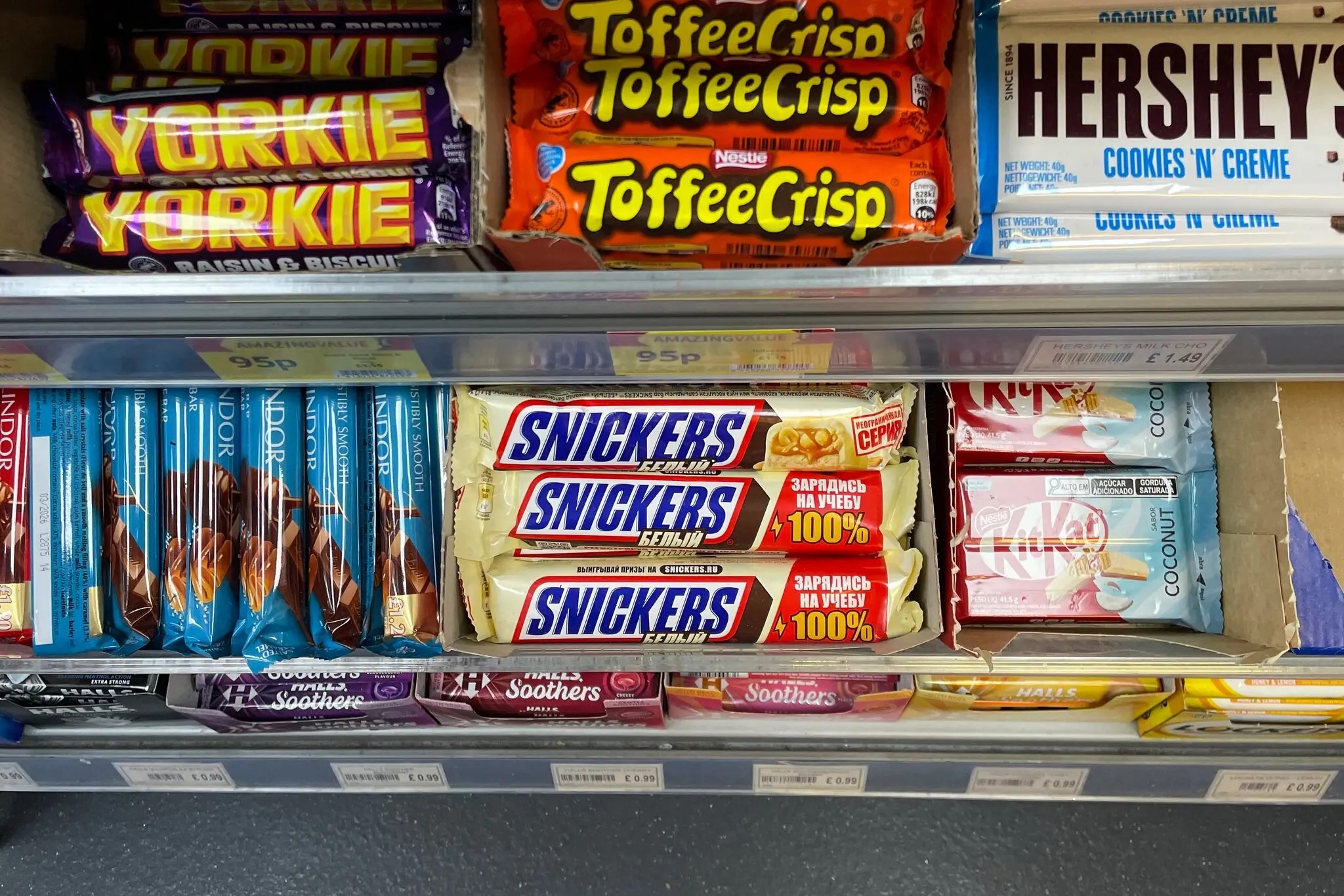 Батончики Snickers с русскоязычными надписями появились в магазинах Лондона