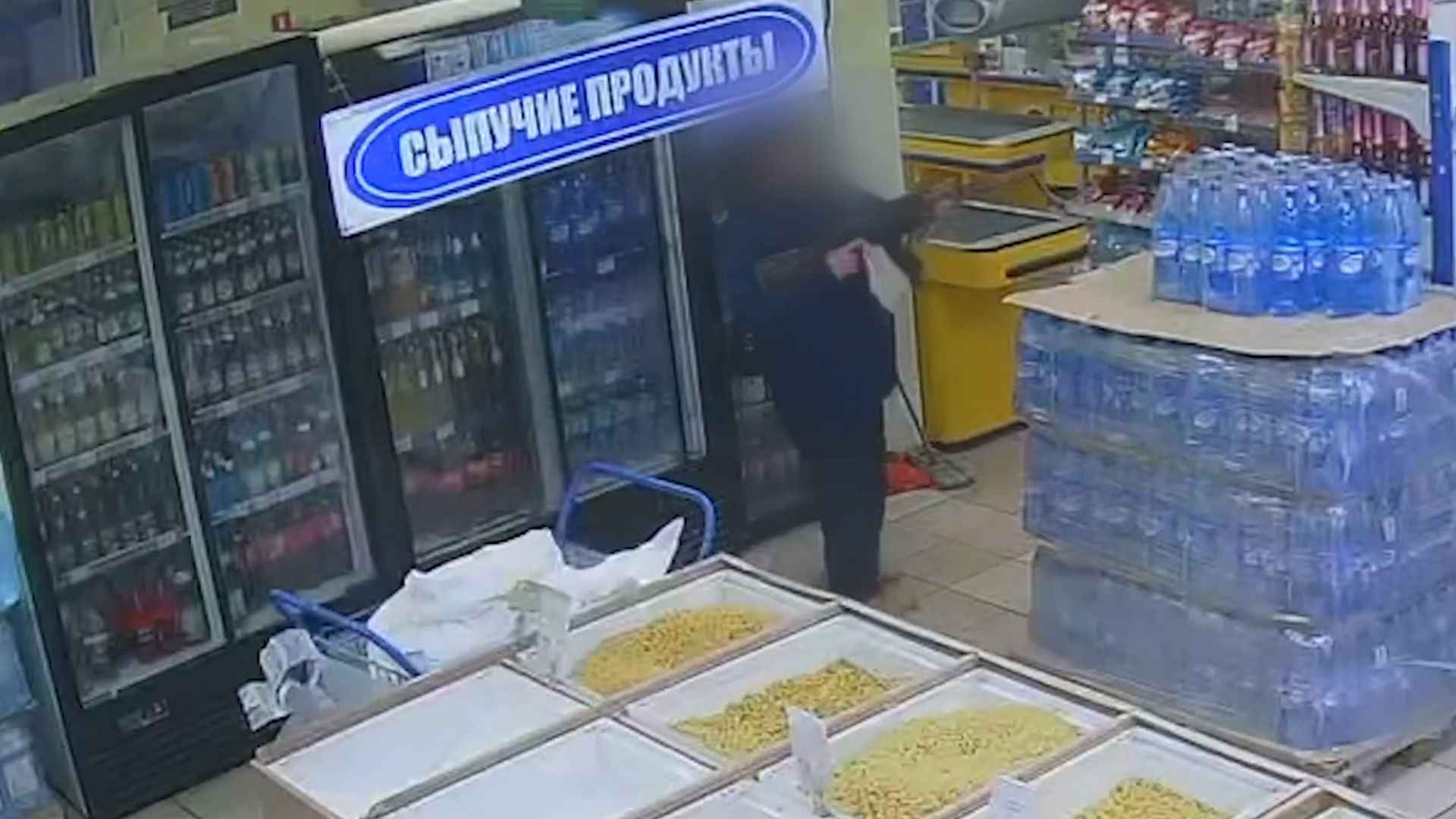 Мужчина, устроивший стрельбу в супермаркете Донецка, попал на видео