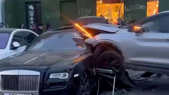 В Махачкале столкнулись Geely Coolray и Rolls-Royce