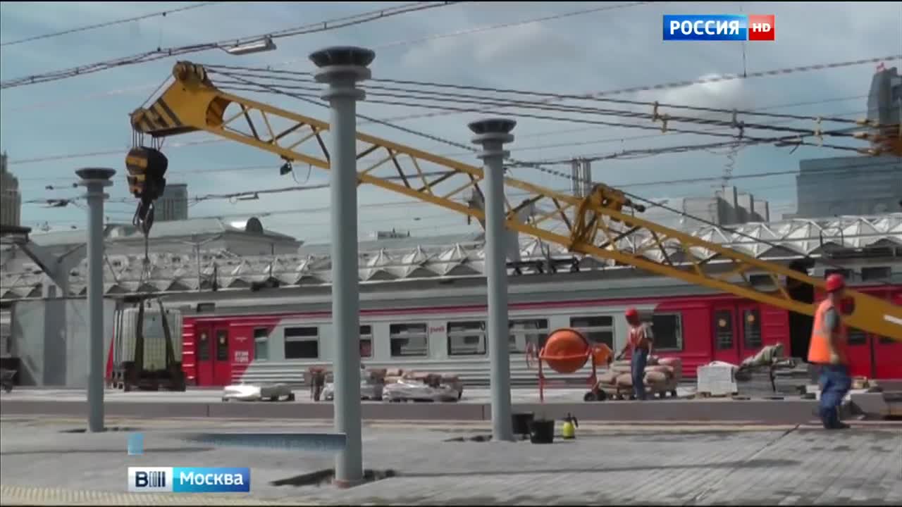 На Ленинградском вокзале устанавливают навесы над платформами электричек