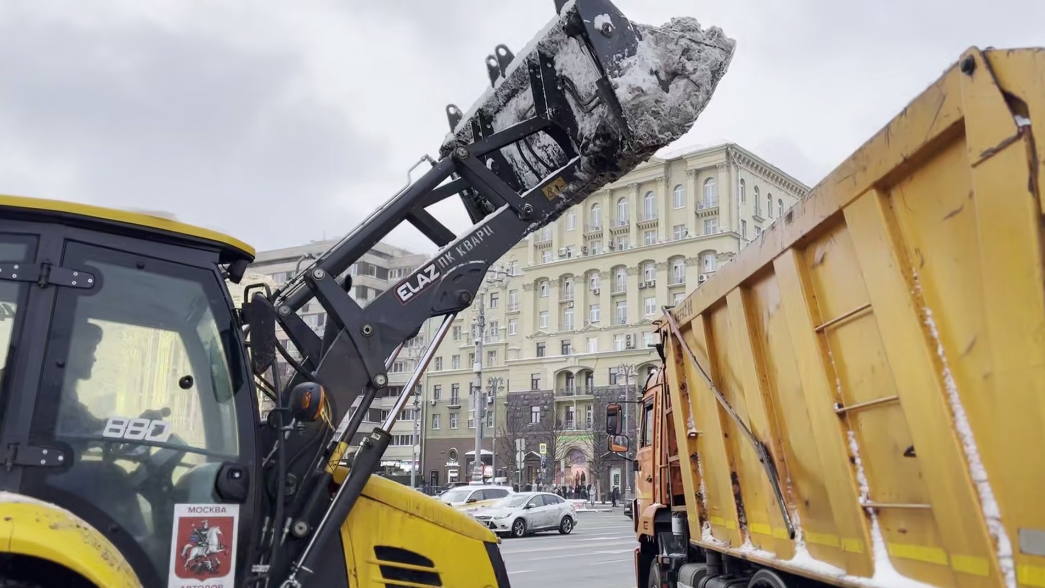 В Москве продолжают ликвидировать последствия снегопада