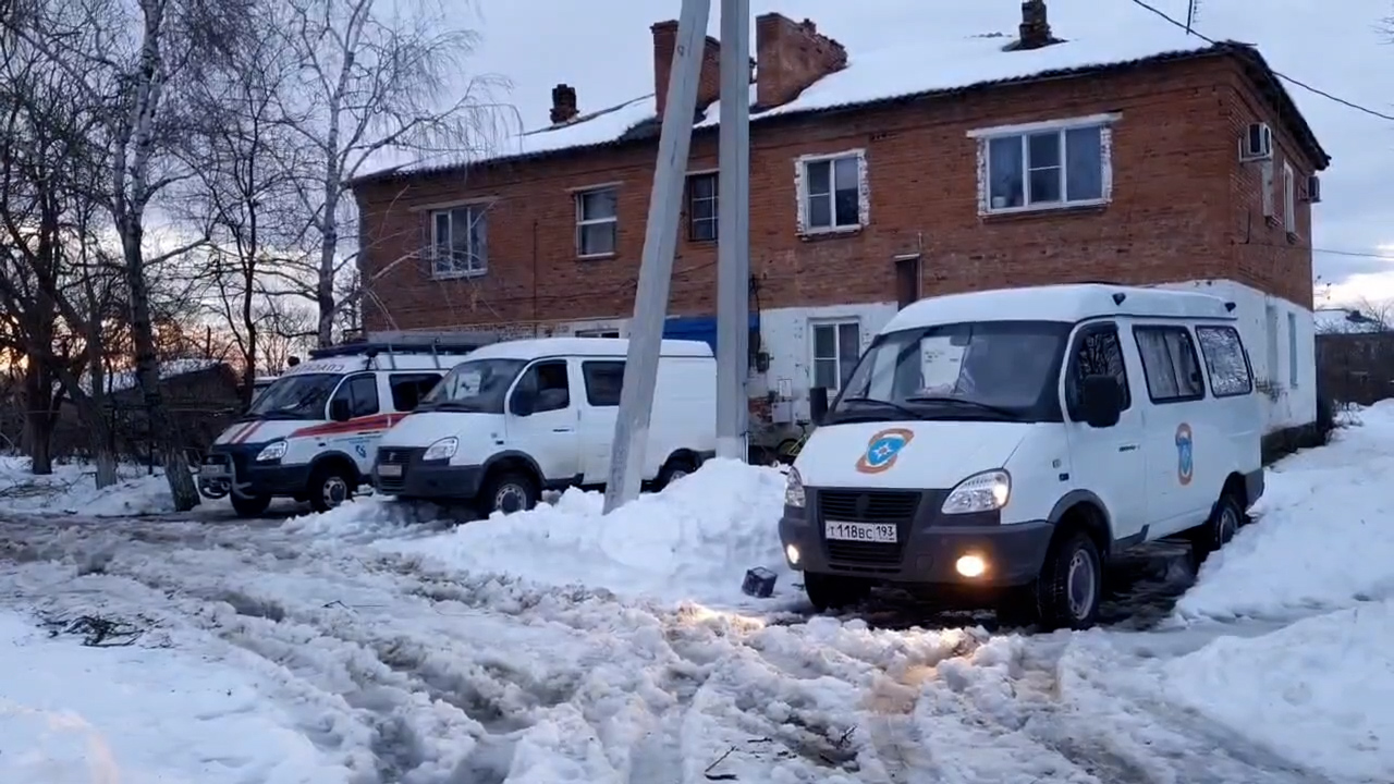Крыши обрушились в трех домах на Кубани, без крова остались 30 человек