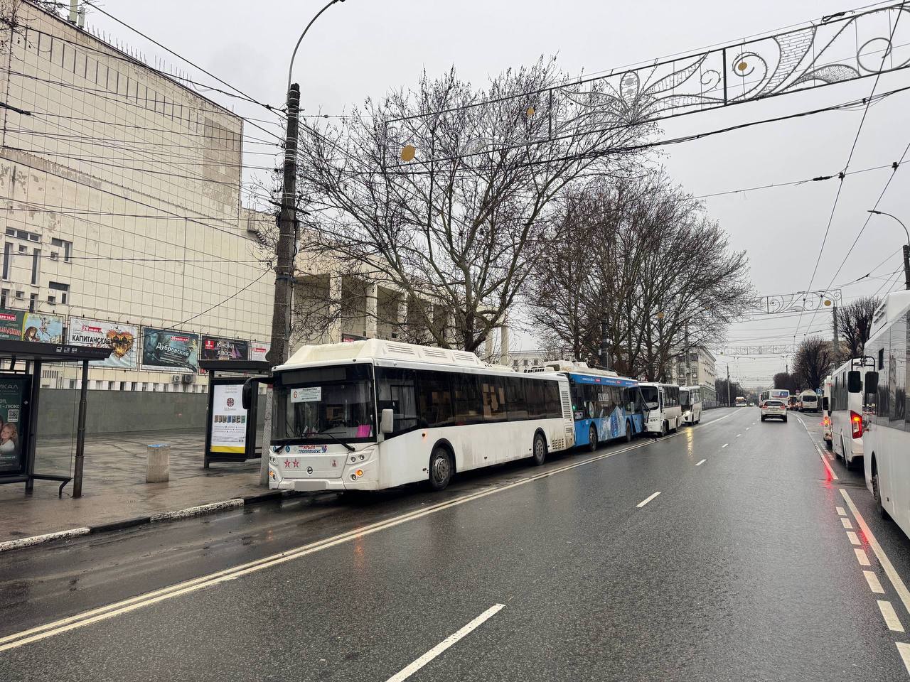 Два автобуса и троллейбус столкнулись в Симферополе, пятеро пострадали