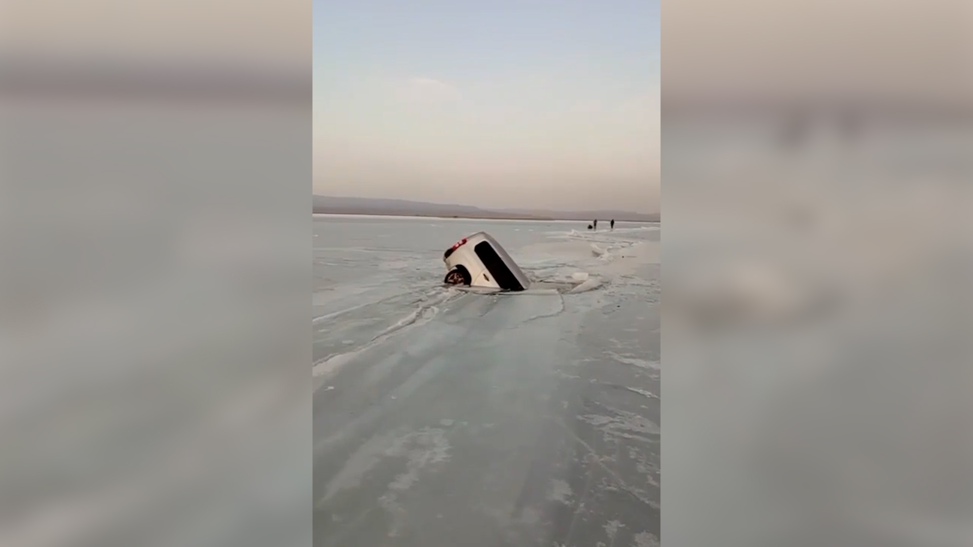 Опубликовано видео с рыбалки в Приморье, где под лед ушли три автомобиля