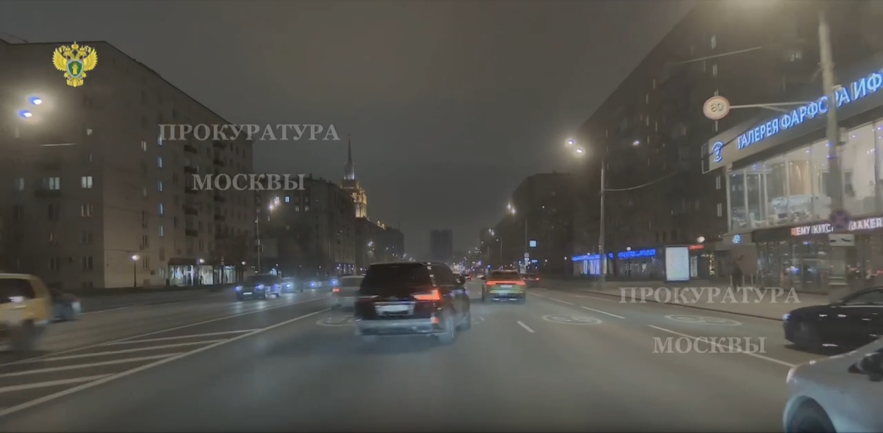 С виновника аварии в центре Москвы взыщут 600 тысяч за сбитое дерево