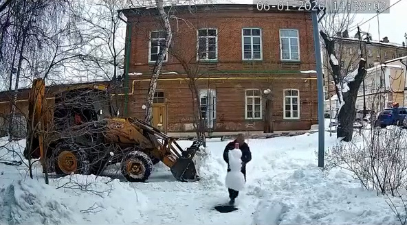 Снегоуборщик Меладзе спас снеговика из-под колес своего трактора в Оренбурге