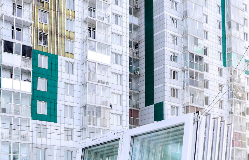 После мощной атаки БПЛА в Воронеже повреждены 55 жилых домов и более 80 машин